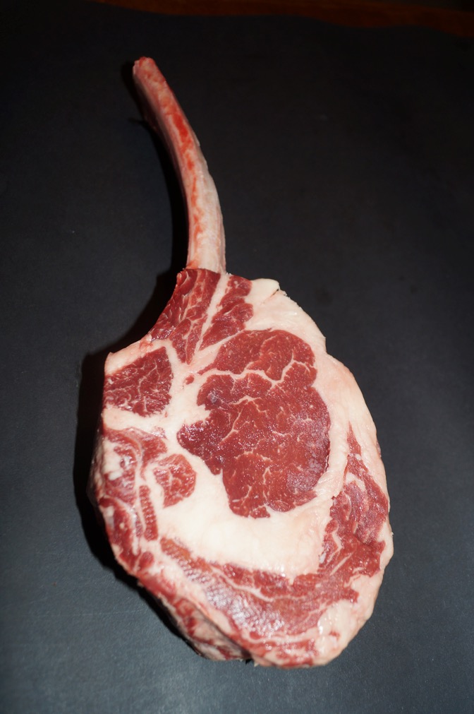 Tomahawk steak z vysokého roštěnce s žebrovou kostí 0,9 - 1,2 kg